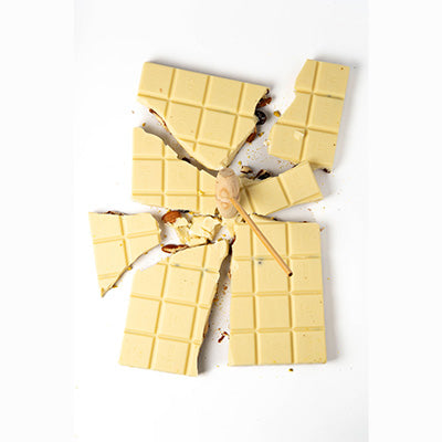 CAJA  BLANCA CON MARQUETA DE CHOCOLATE CON  BLANCO CON AVELLANAS 500 GR