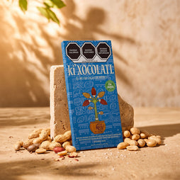 Chocolate con Leche con Cacahuates Horneados y Sal de Mar de Quintana Roo